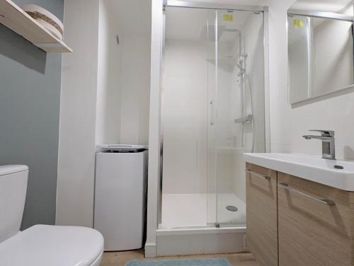 Ένα μπάνιο στο Studio cosy rez de chaussée proche nature