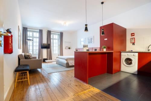 een kamer met een keuken en een woonkamer bij Calacatta Housing in Porto