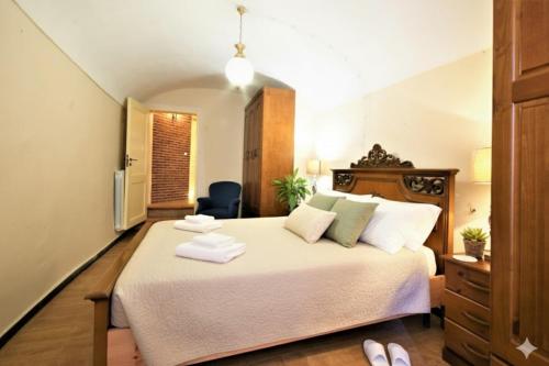 a bedroom with a bed with towels on it at da Patrick in Costarainera