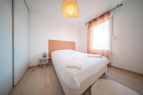 ミュルーズにあるMagnifique Logement bord du canal terrasse Parkの白いベッドと窓のある寝室