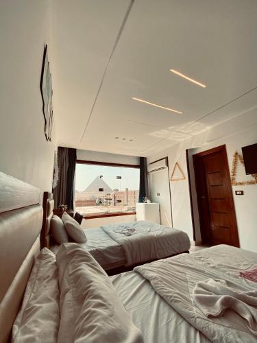 Ένα ή περισσότερα κρεβάτια σε δωμάτιο στο Pyramids Fort & free pickup shuttle