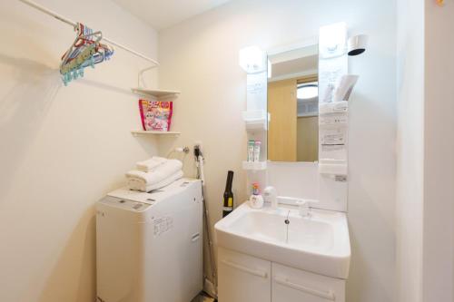 青葉邸-NIPPONBASHI Room 608-3 Min Walk to Kuromon Market 2BR Family Residence