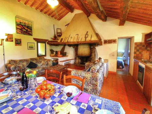 una sala de estar con una mesa y una chimenea en Farmhouse with pool, views, en San Quirico dʼOrcia
