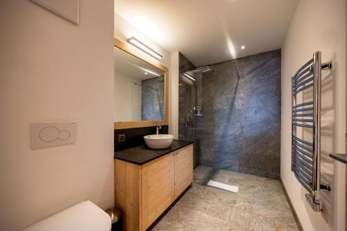 Koupelna v ubytování Chalet Casse-Noisette wonderful, ski-in ski-out