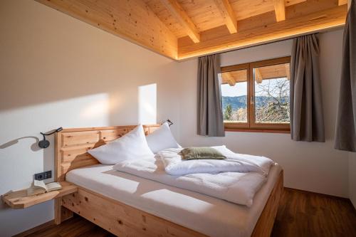 Un dormitorio con una cama grande con ventana. en S'Mitterer, en Itter