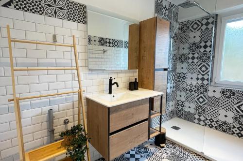 a bathroom with a sink and a shower at LE COSY Basel Euroairport ! Parking Privé in Saint-Louis