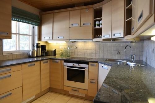 Una cocina o cocineta en Log Chalet Tallero