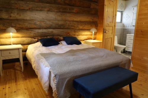 Una cama o camas en una habitación de Log Chalet Tallero