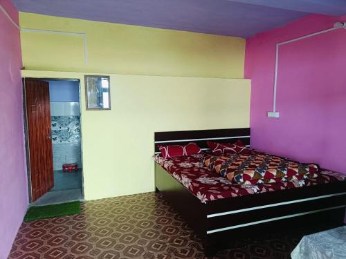 Ένα ή περισσότερα κρεβάτια σε δωμάτιο στο Patwal Home Stay