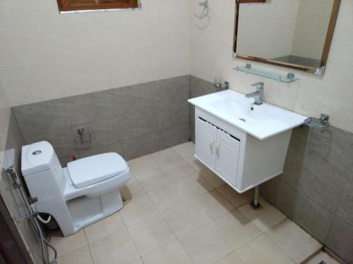 Ένα μπάνιο στο Sunrise Holiday Bungalow