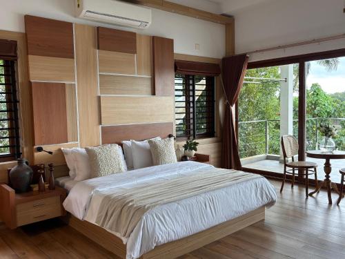 Postel nebo postele na pokoji v ubytování Emville - Villa in Cochin