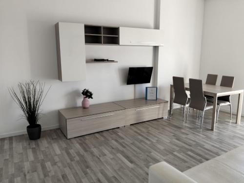 TV a/nebo společenská místnost v ubytování Trilocale Via Veneto - F&L Apartment