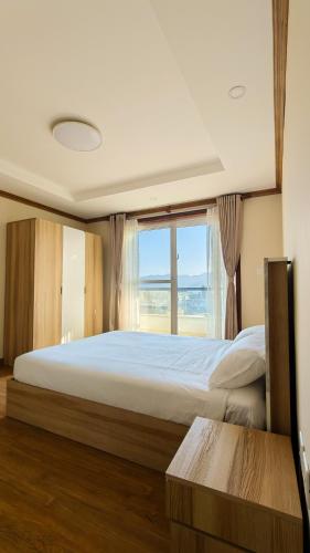 Ένα ή περισσότερα κρεβάτια σε δωμάτιο στο Santi apartment