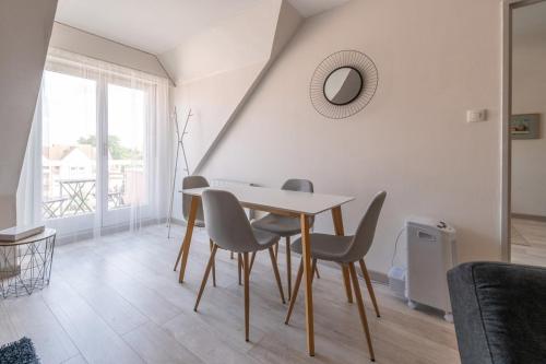 a dining room with a table and chairs at Bel appartement au centre Colmar stationnement in Colmar