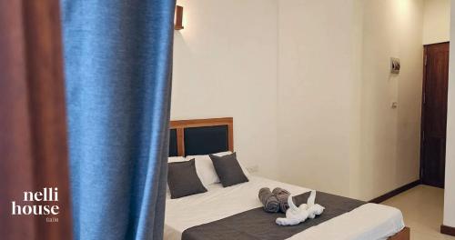 ゴールにあるnelli houseのベッドルーム1室(靴付きのベッド1台付)