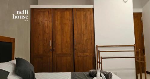 ゴールにあるnelli houseのベッドルーム1室(ベッド1台、木製クローゼット付)