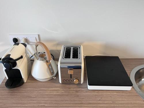 MontcelStudio Boheme Chic I Vue Panoramique Montagnes I Calme Absolu的一组坐在桌子顶上的电器