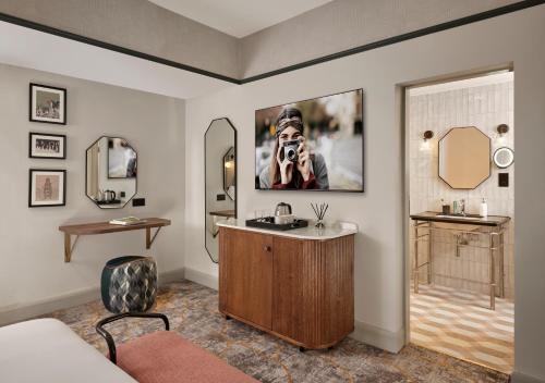 ein Badezimmer mit Waschbecken und Spiegel in der Unterkunft The Grand Hotel Leicester by The Unlimited Collection in Leicester