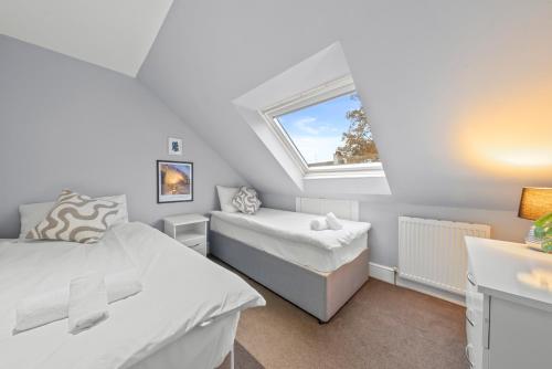 Ένα ή περισσότερα κρεβάτια σε δωμάτιο στο Charming Village Escape 3-Bed near Loch Lomond