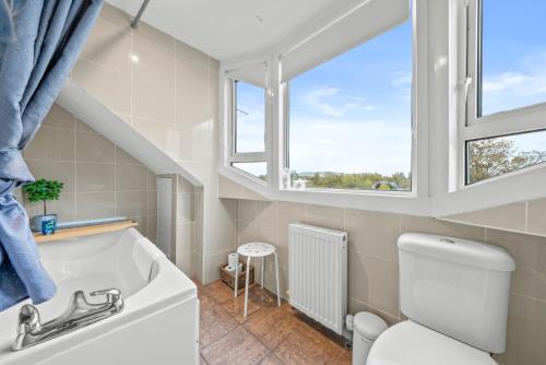 Φωτογραφία από το άλμπουμ του Charming Village Escape 3-Bed near Loch Lomond σε Drymen