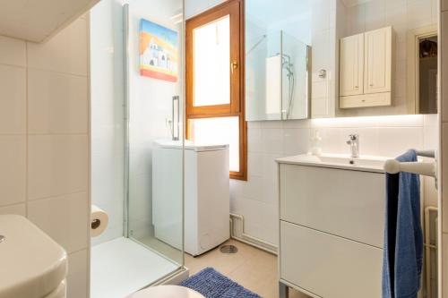 a white bathroom with a sink and a mirror at Primera línea de playa Marbella in Marbella