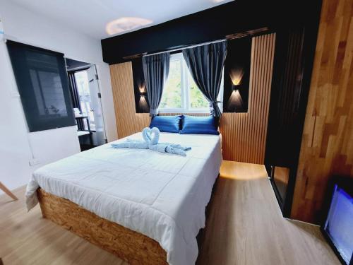 a bedroom with a large bed with a large window at Irich Theparak S207- Bts-Chang Erawan 2kms in Ban Khlong Hua Sakae