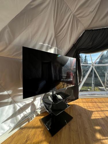 Μια τηλεόραση ή/και κέντρο ψυχαγωγίας στο Глемпінг Перлина Карпат