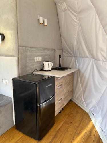 Η κουζίνα ή μικρή κουζίνα στο Глемпінг Перлина Карпат