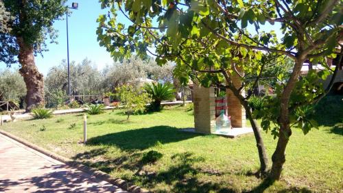 セッサ・アウルンカにあるAgriturismo Painoの草の中の木像と公園