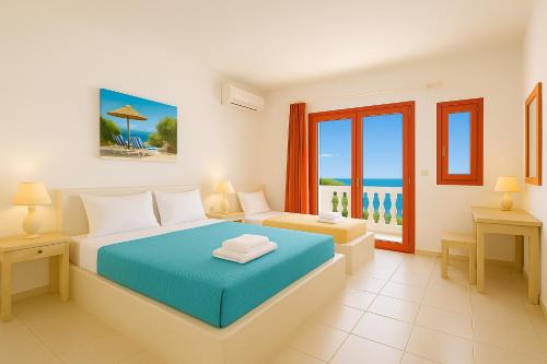3 Bedroom House - Sleeps 15 - Pool Garden Wifi