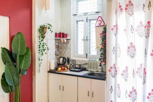 Η κουζίνα ή μικρή κουζίνα στο Cherry Blossom- Isckon Retreat center of Vrindavan