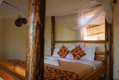 Postel nebo postele na pokoji v ubytování Murchison Giraffe Camp