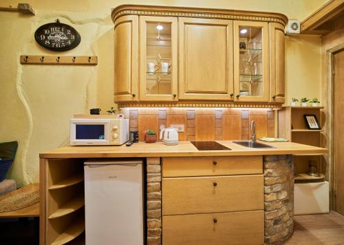 维尔纽斯Old Town Apart FREE Parking的厨房里有水槽和微波炉