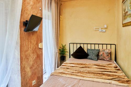 une chambre avec un lit avec des oreillers dessus dans l'établissement Boutique Cottage, à Vilnius