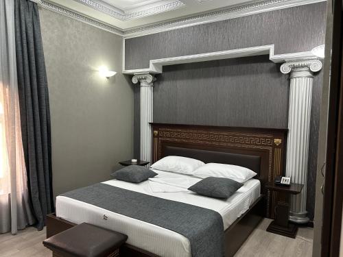 Ένα ή περισσότερα κρεβάτια σε δωμάτιο στο Hotel Roma & Tours