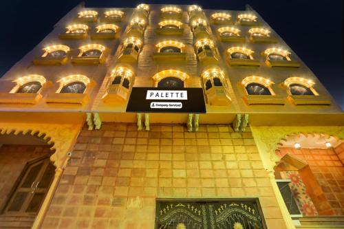 Un edificio con un cartel al costado. en Palette Heritage Varanasi Retreat, en Varanasi