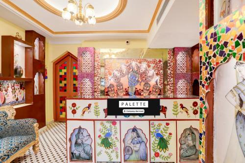 una habitación con pinturas en la pared en Palette Heritage Varanasi Retreat, en Varanasi