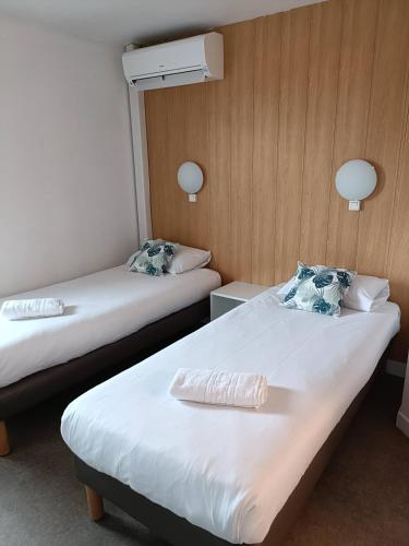 a hotel room with two beds and two lamps at Fasthôtel Clermont-Ferrand Gerzat in Gerzat