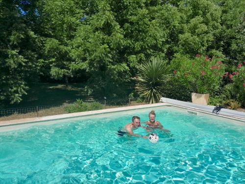 Swimmingpoolen hos eller tæt på Les Tilleuls