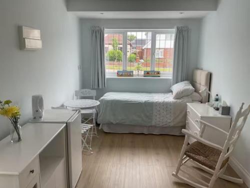 Ένα ή περισσότερα κρεβάτια σε δωμάτιο στο Solo beach retreat near West Mersea shore