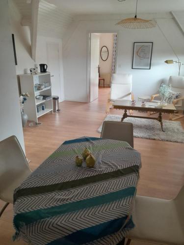 - un salon avec une table et des fruits dans l'établissement Les Tilleuls, à Prayssac