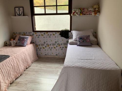 Ein Bett oder Betten in einem Zimmer der Unterkunft Casa Blanca - Casa na Serra