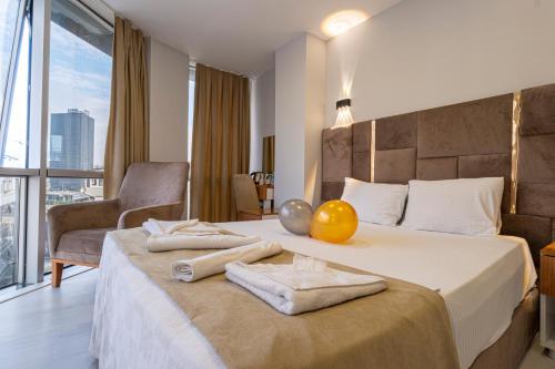 een hotelkamer met een bed met een gele bal erop bij Mall Off Palace in Istanbul