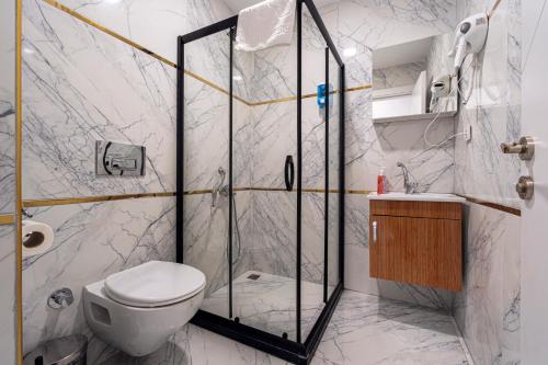 een badkamer met douche en toilet bij Mall Off Palace in Istanbul