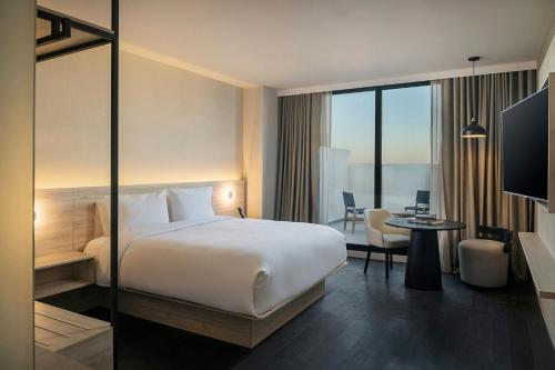 Ένα ή περισσότερα κρεβάτια σε δωμάτιο στο AC Hotel by Marriott San Luis Potosi