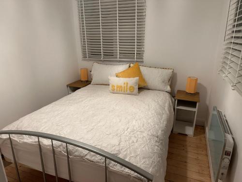 ein kleines Schlafzimmer mit einem Bett und einem Fenster in der Unterkunft 1a Woodlands Edge in Trowbridge