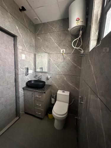 Galeriebild der Unterkunft The Elegance - #big swimming pool #luxury rooms #gardens #playing zone #away from city hustle in Vrindāvan