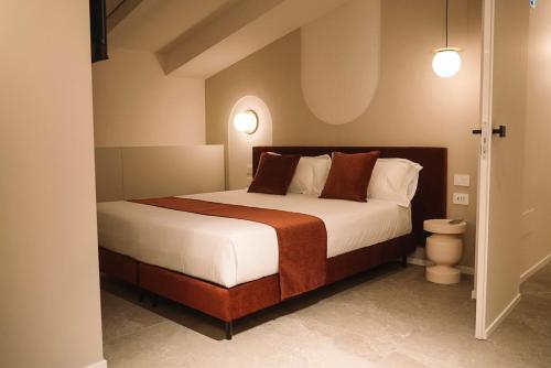 - une chambre avec un lit et des toilettes dans l'établissement CA' DO' Guest House, à Matera