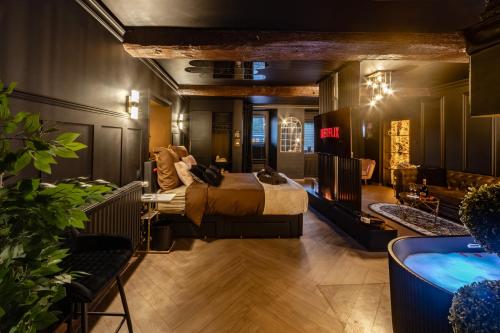 Ein Sitzbereich in der Unterkunft Le Manoir - Suite de Charme - Puy du Foù