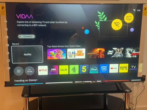 Ein Fernsehbildschirm mit einem Haufen Apps drauf. in der Unterkunft Bradford Contractors, Long days Stays in Bradford